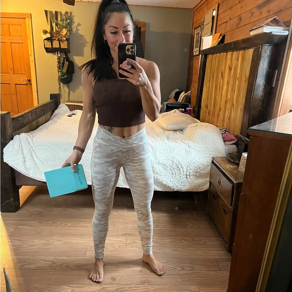 Alphalete Gray and White Camo Women's Leggings